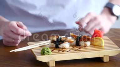 手拿筷子拿寿司.